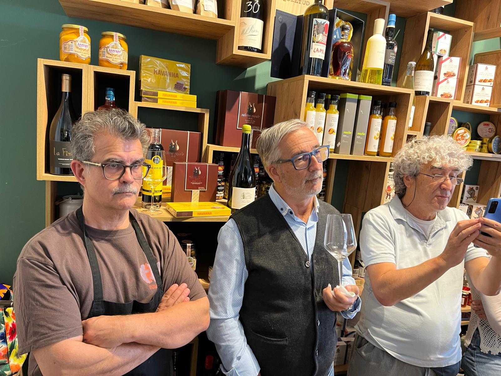 Clientes mirando los productos durante una cata